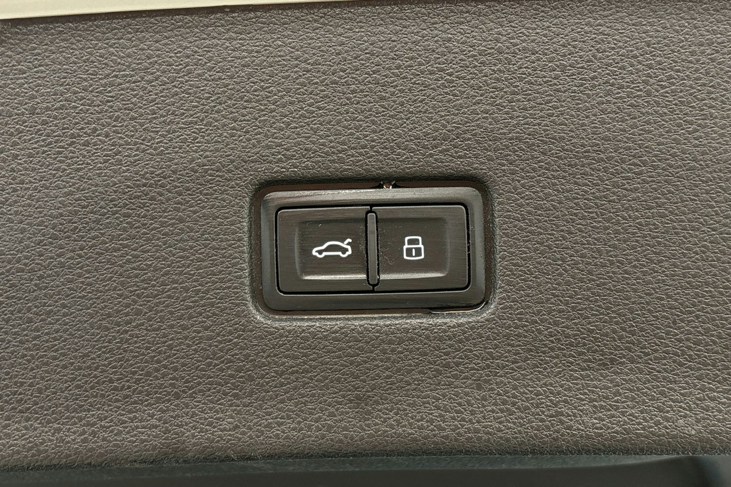 valkoinen Audi Q8 2022 kuva 33.