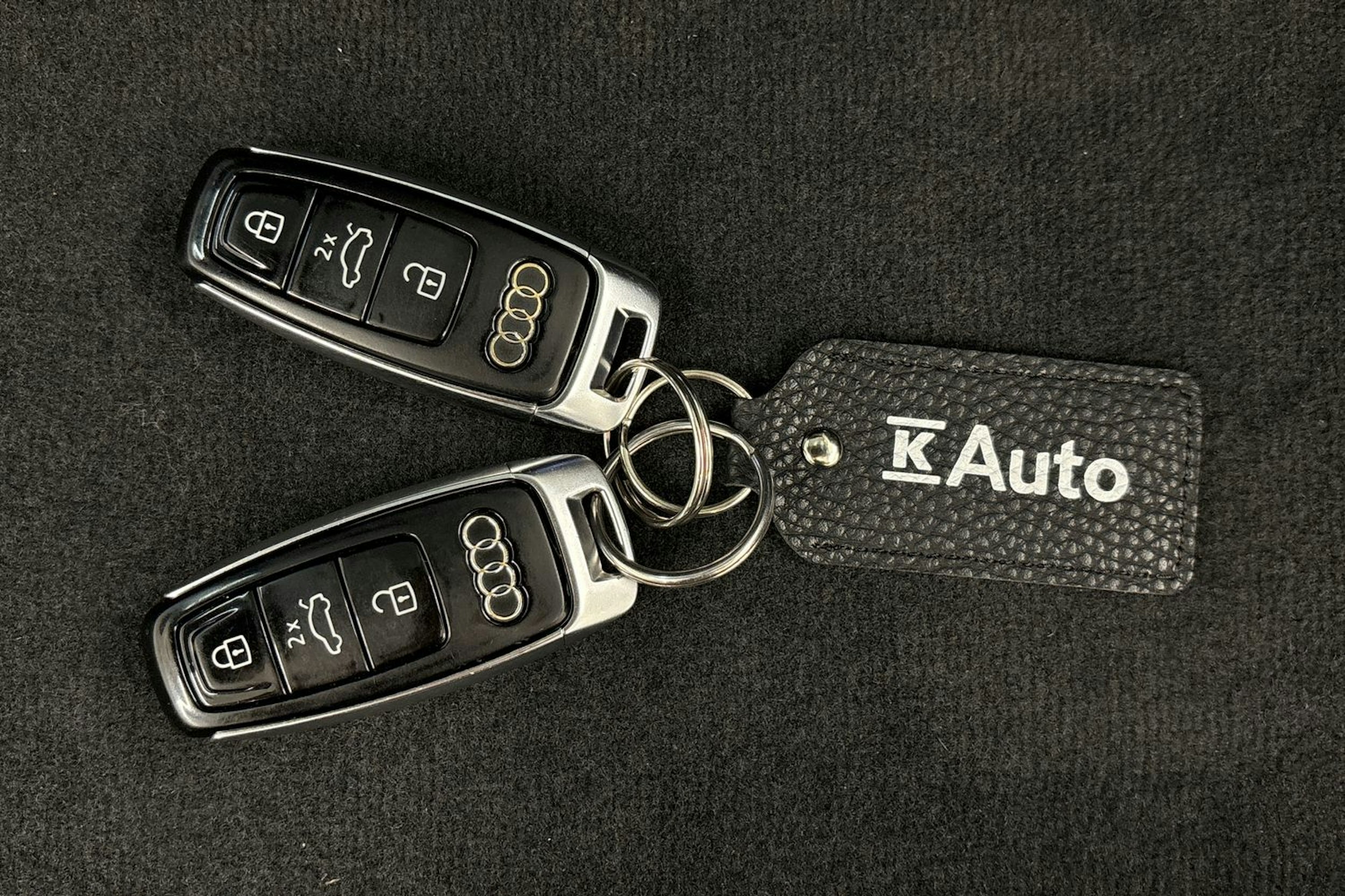 valkoinen Audi Q8 2022 kuva 35.