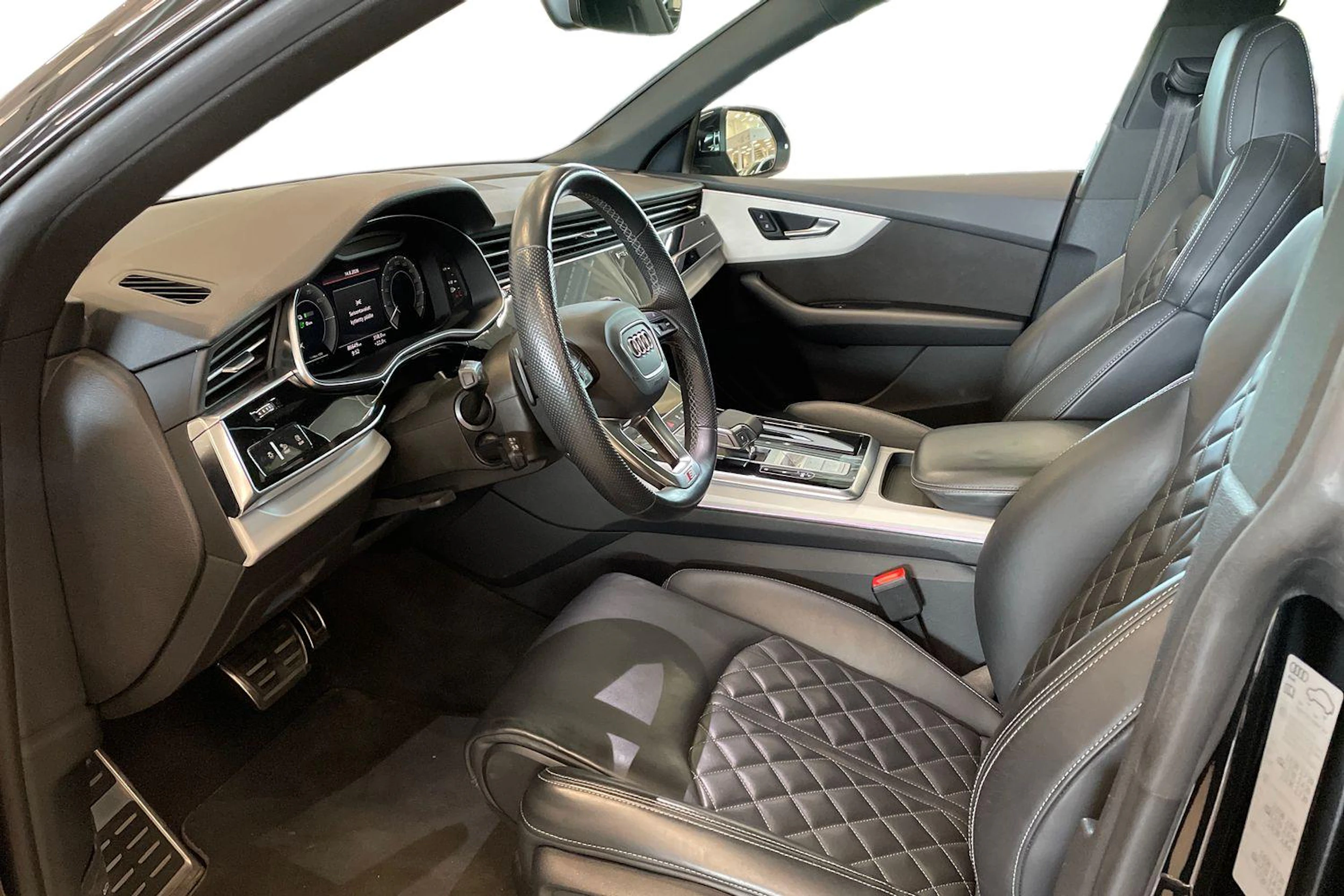 met. musta Audi Q8 2022 kuva 6.