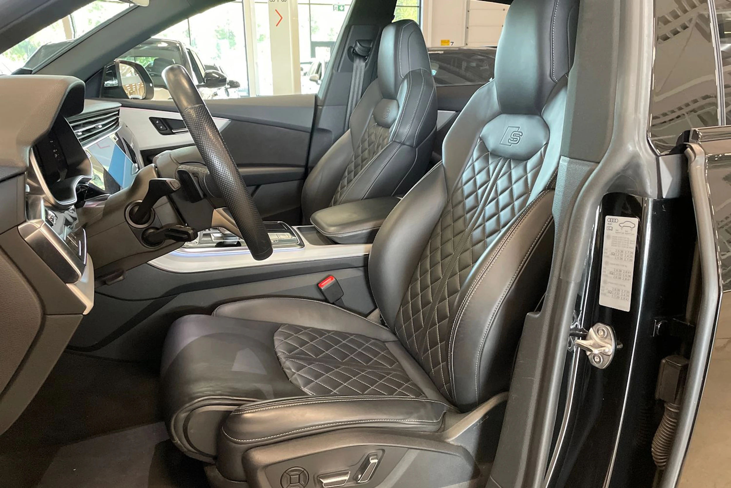 met. musta Audi Q8 2022 kuva 11.