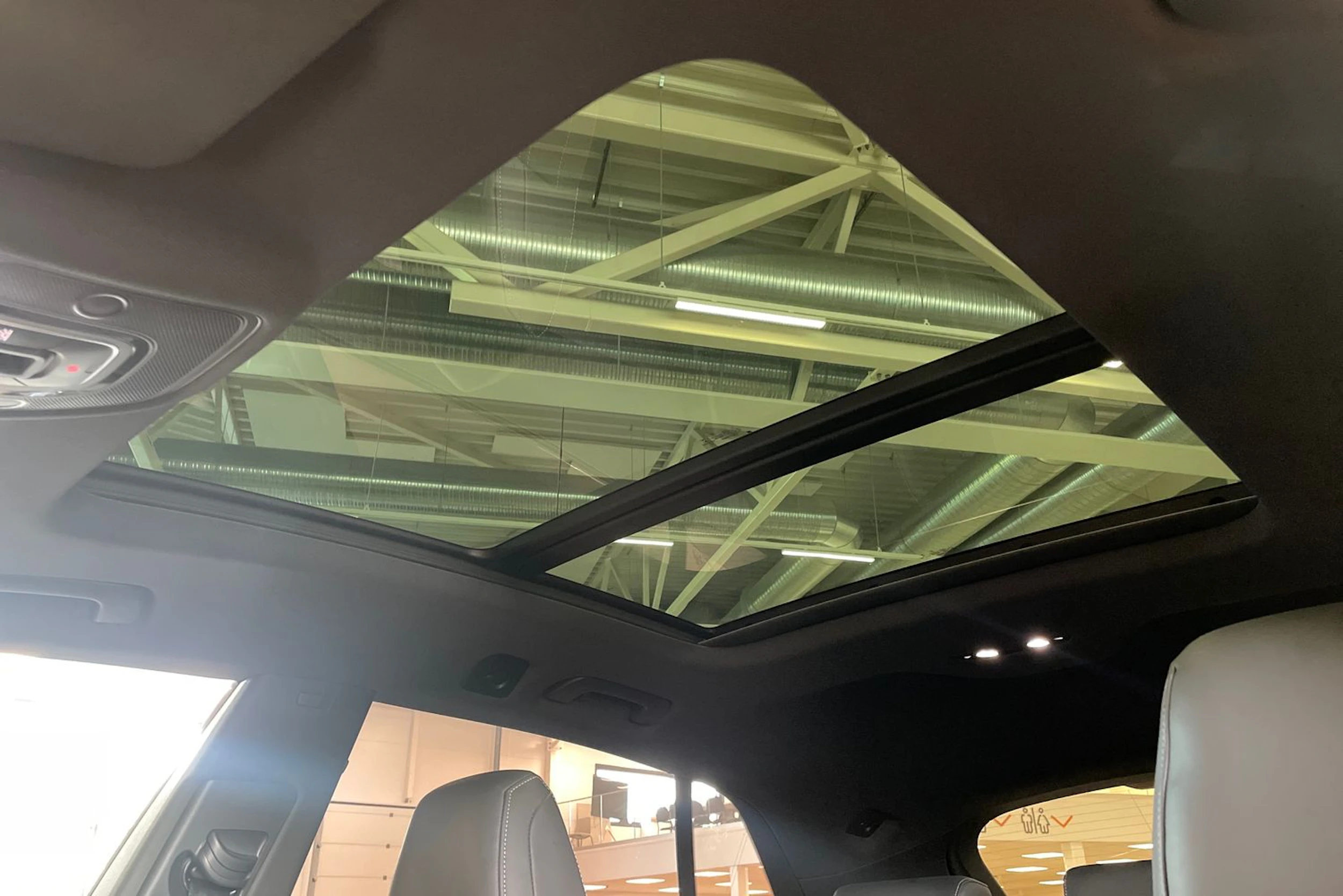 met. musta Audi Q8 2022 kuva 14.