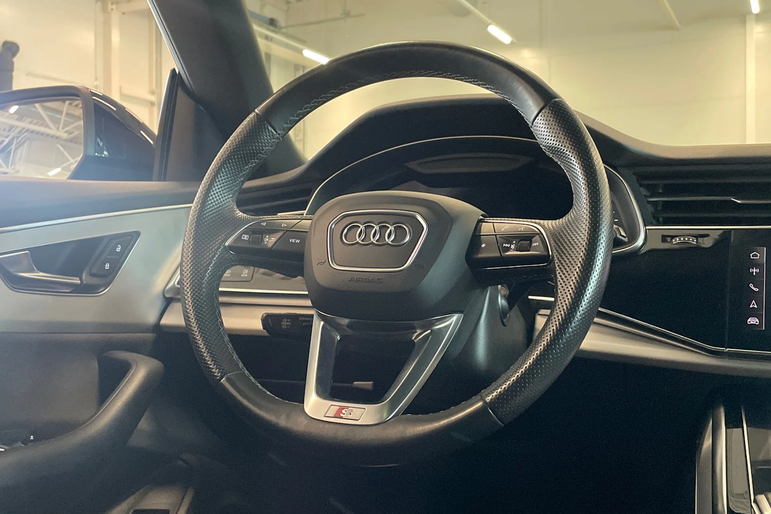 met. musta Audi Q8 2022 kuva 15.