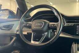 met. musta Audi Q8 2022 kuva 15.
