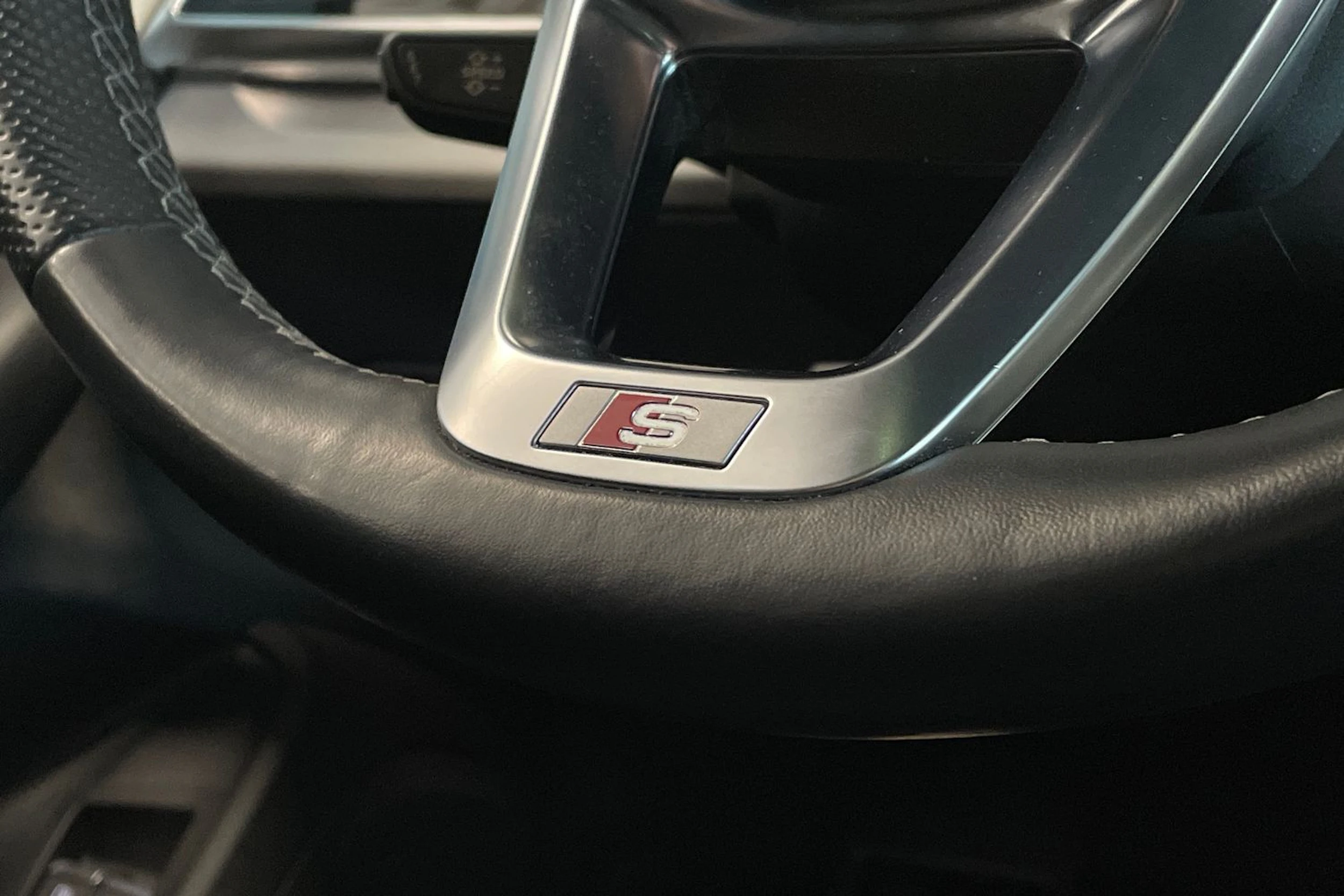 met. musta Audi Q8 2022 kuva 16.