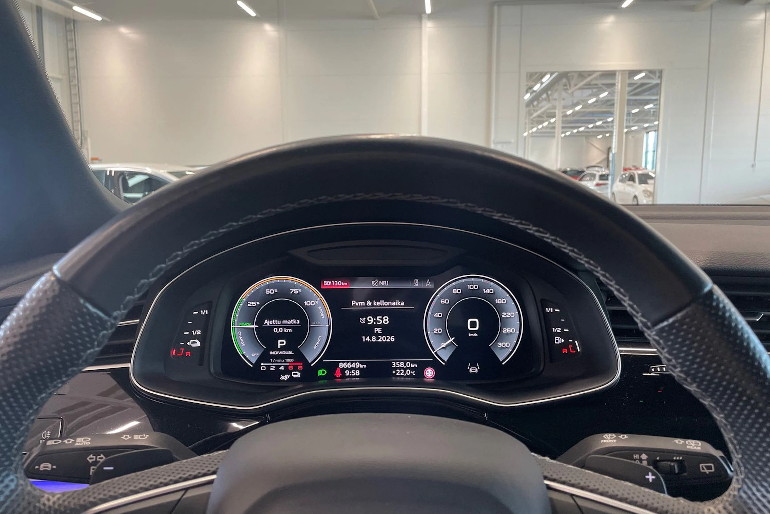 met. musta Audi Q8 2022 kuva 17.