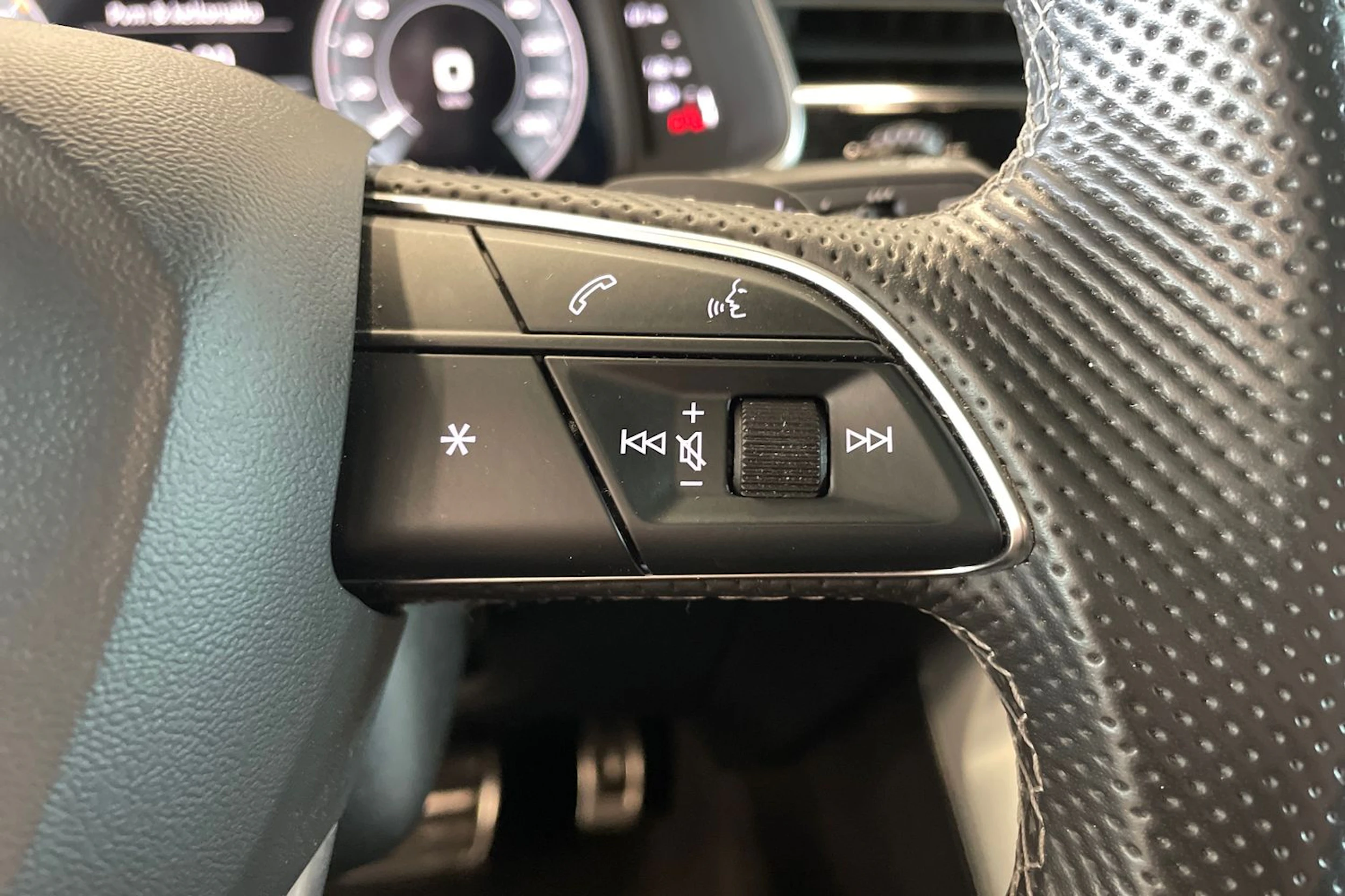 met. musta Audi Q8 2022 kuva 18.