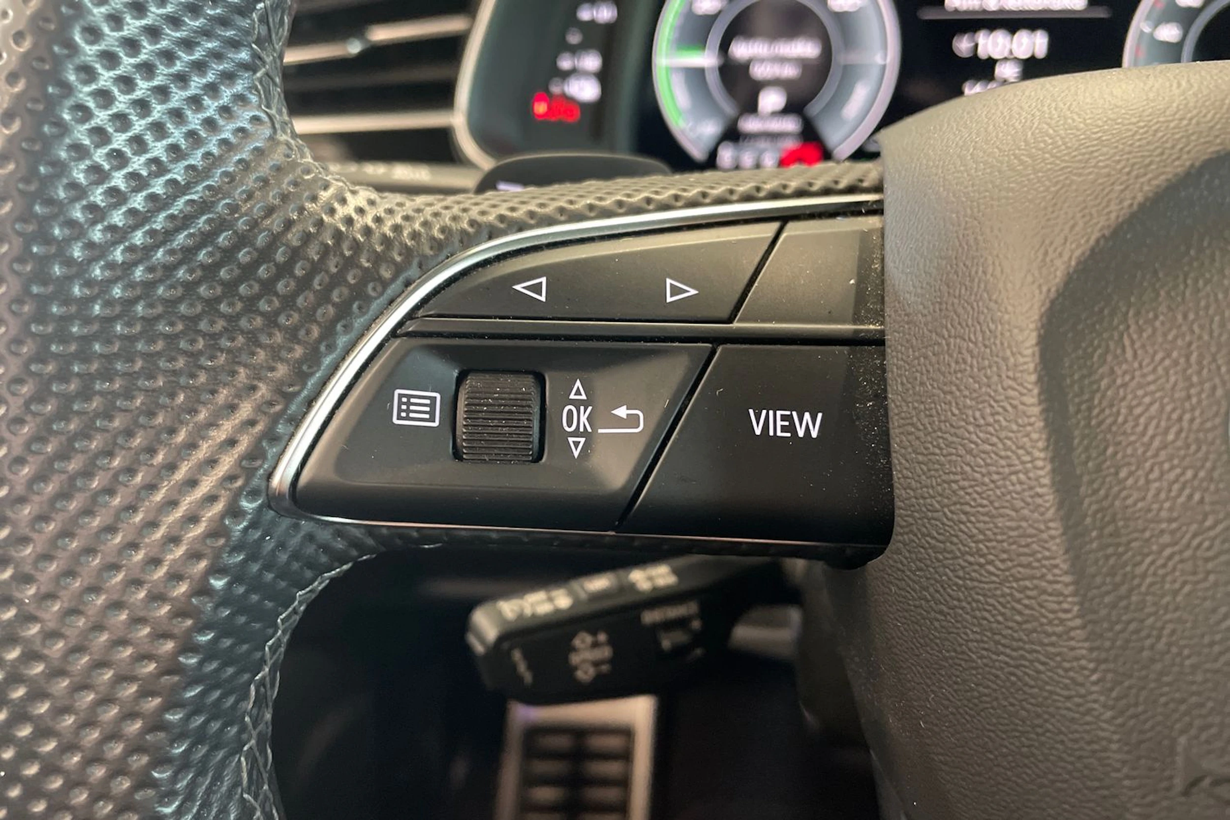 met. musta Audi Q8 2022 kuva 19.