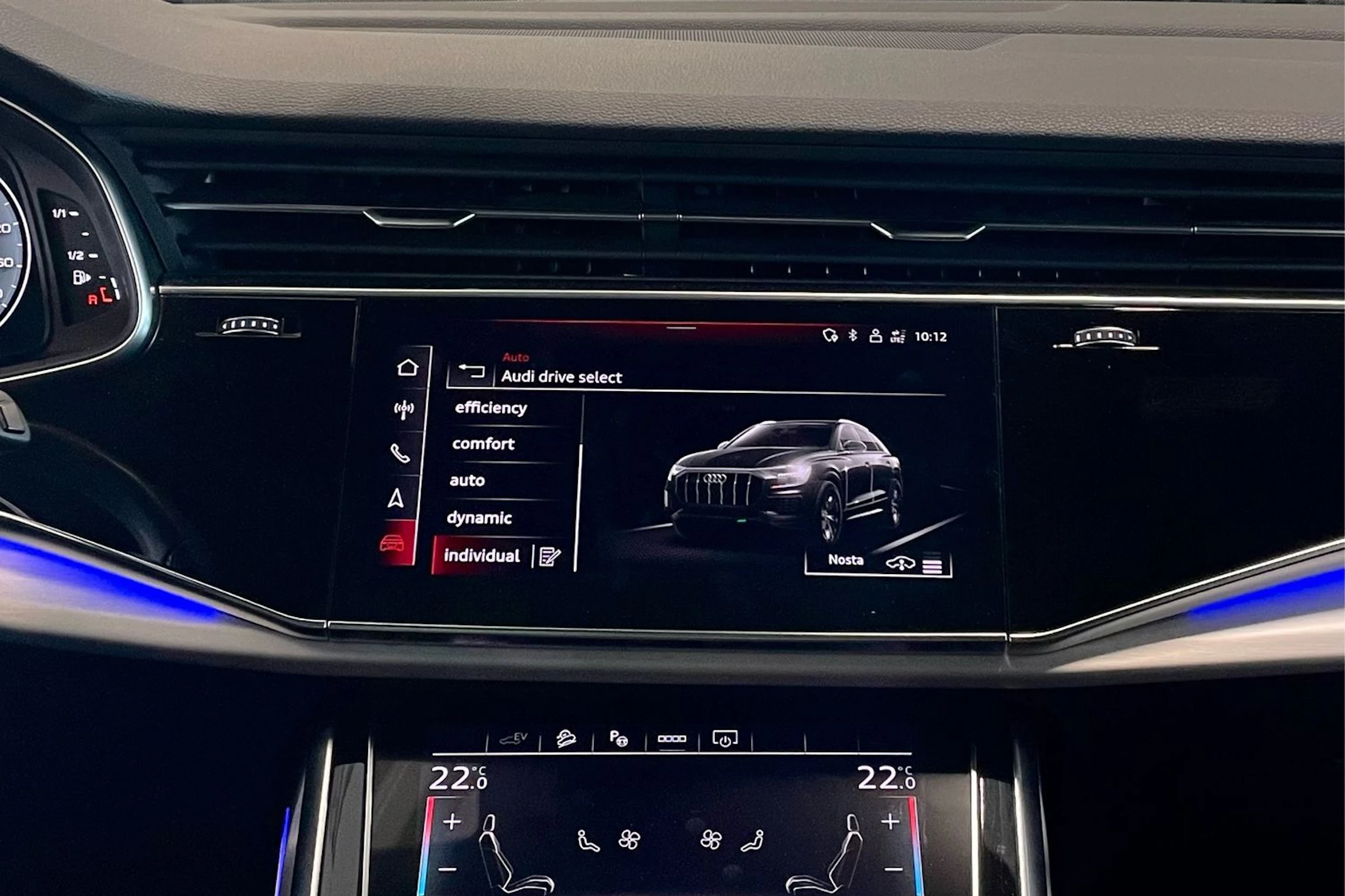 met. musta Audi Q8 2022 kuva 25.