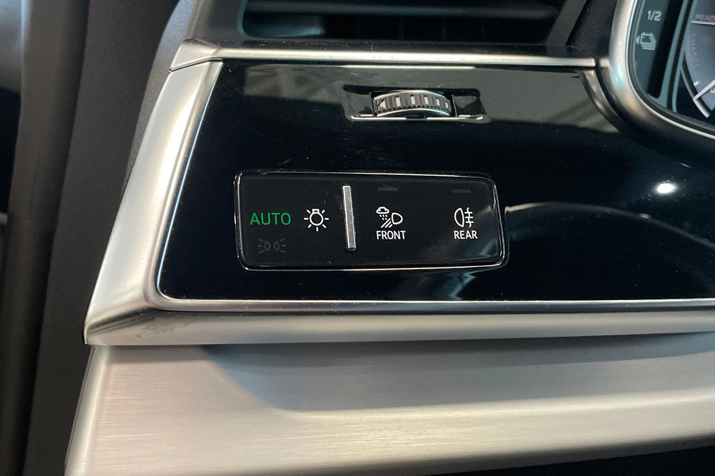met. musta Audi Q8 2022 kuva 32.