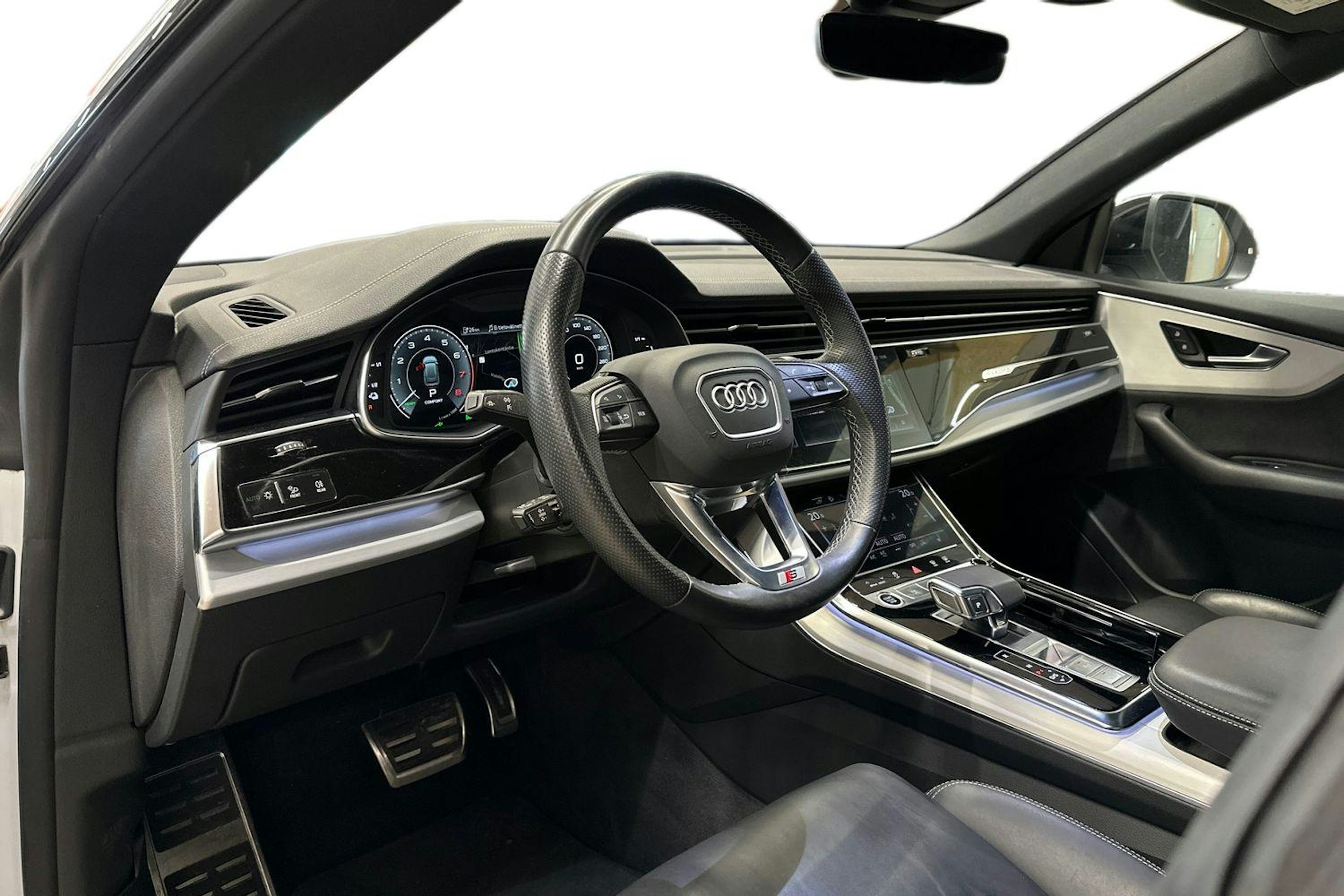 valkoinen Audi Q8 2022 kuva 3.