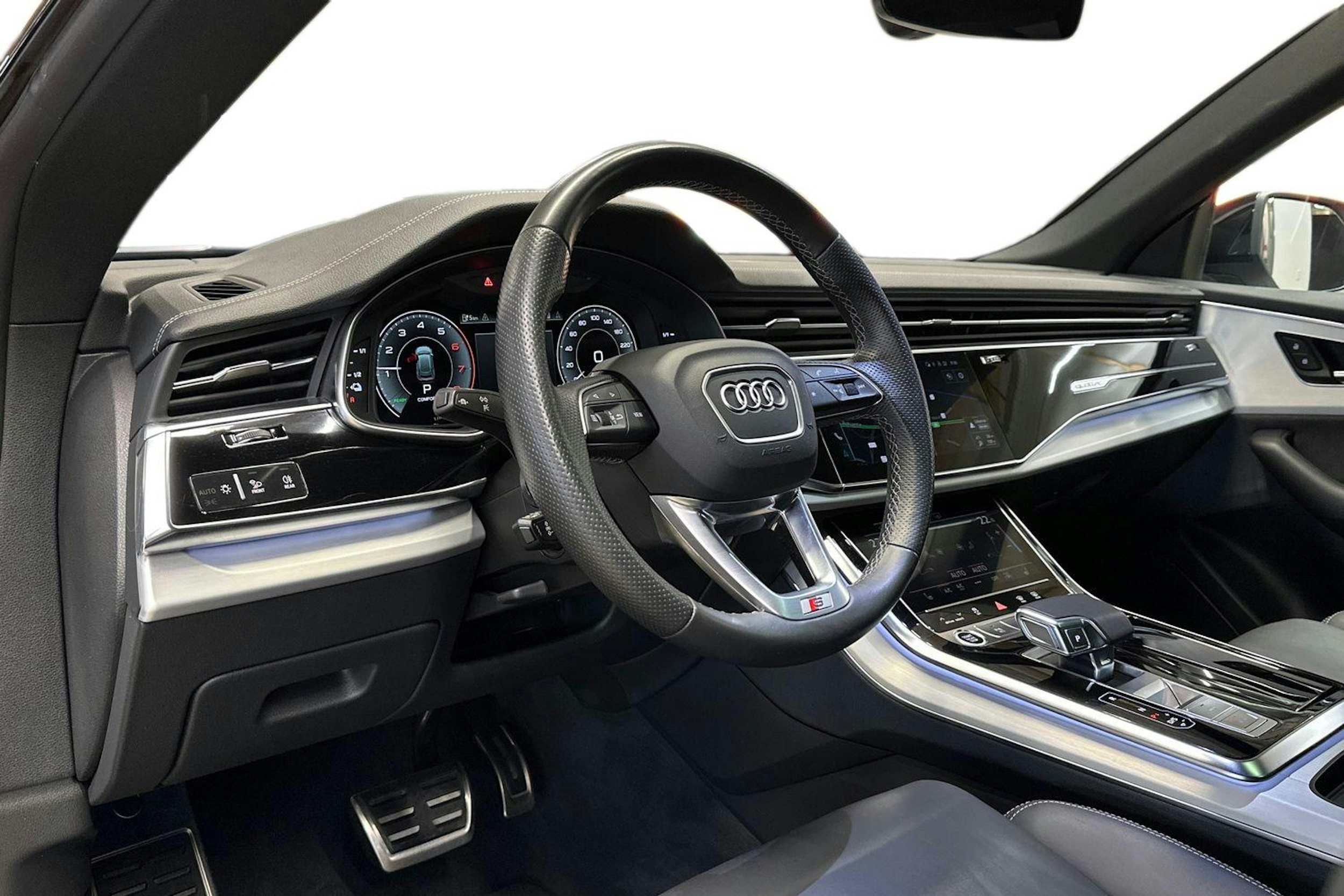 valkoinen Audi Q8 2022 kuva 7.