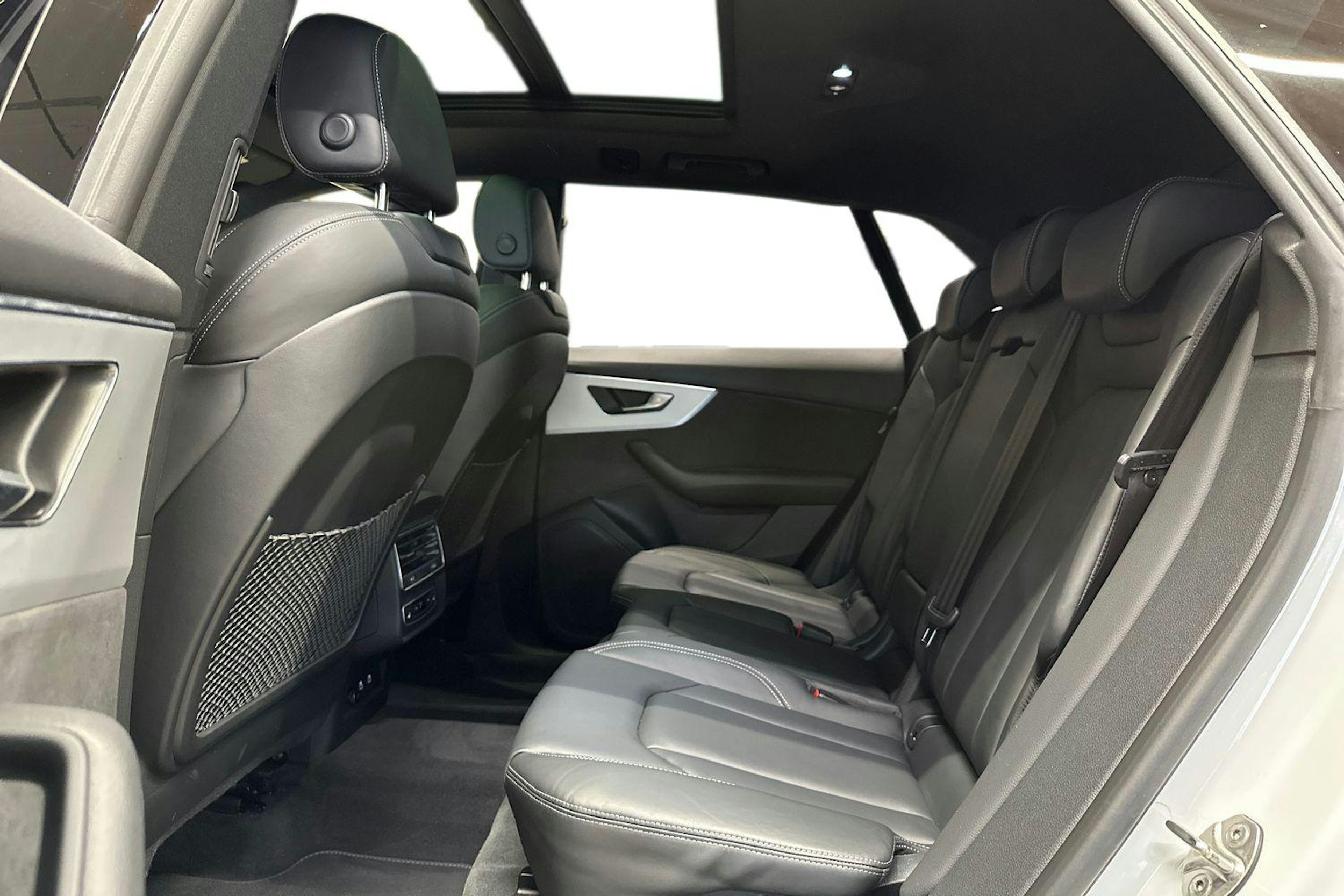 valkoinen Audi Q8 2022 kuva 10.