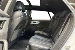 valkoinen Audi Q8 2022 kuva 10.