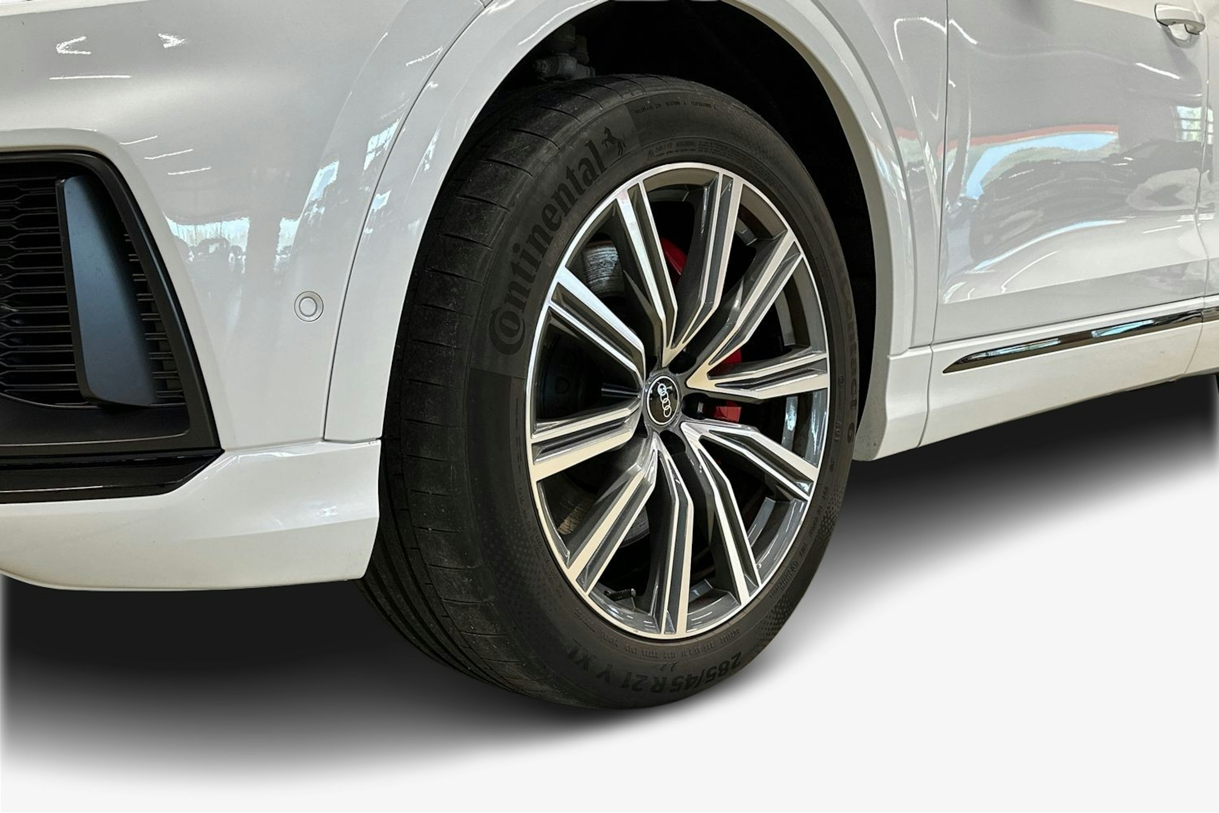 valkoinen Audi Q8 2022 kuva 11.
