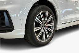 valkoinen Audi Q8 2022 kuva 11.