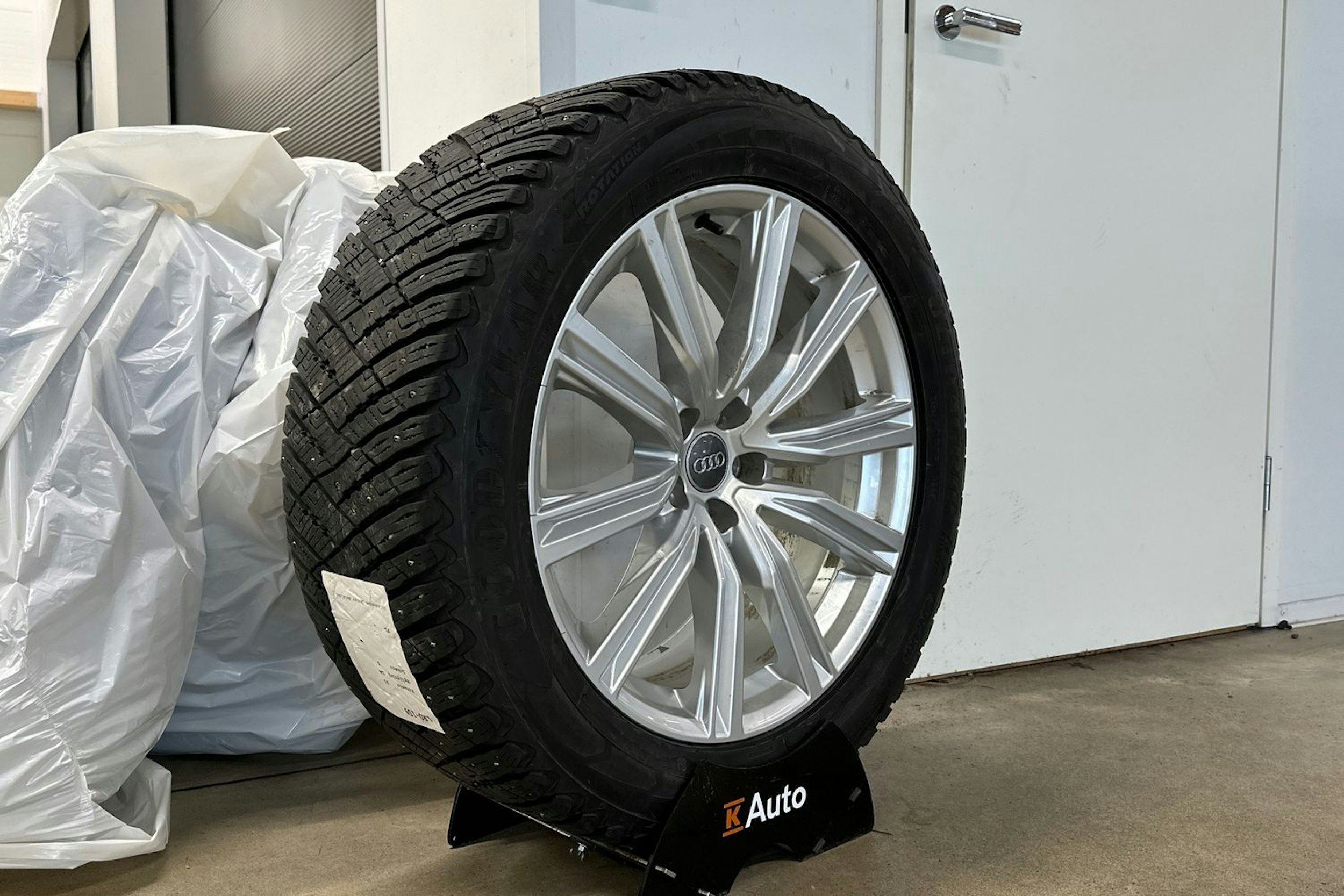 valkoinen Audi Q8 2022 kuva 13.
