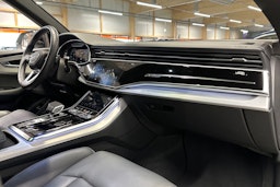 valkoinen Audi Q8 2022 kuva 14.