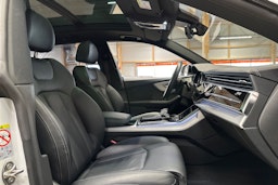 valkoinen Audi Q8 2022 kuva 15.