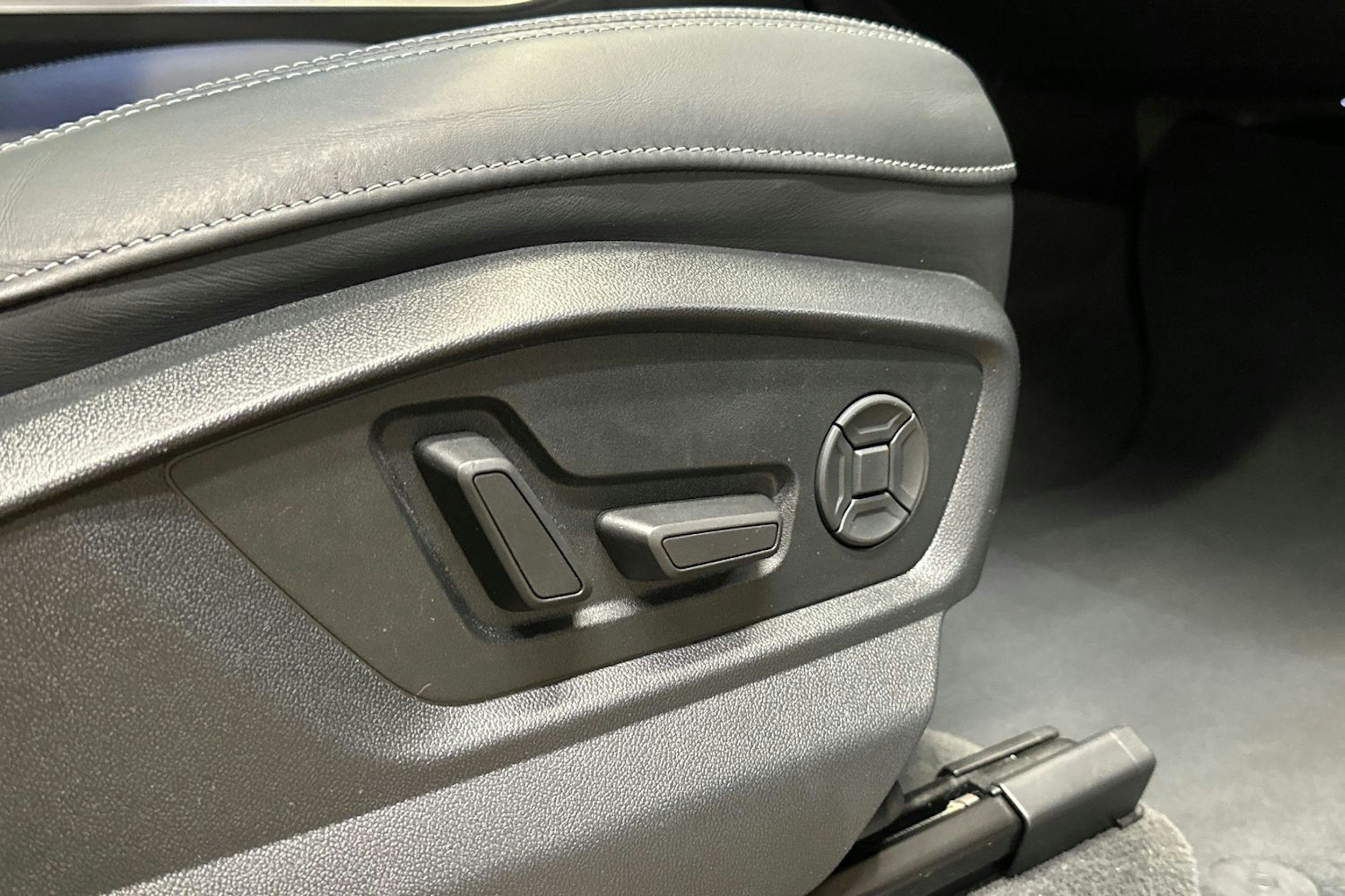 valkoinen Audi Q8 2022 kuva 16.