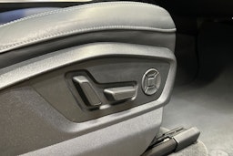 valkoinen Audi Q8 2022 kuva 16.