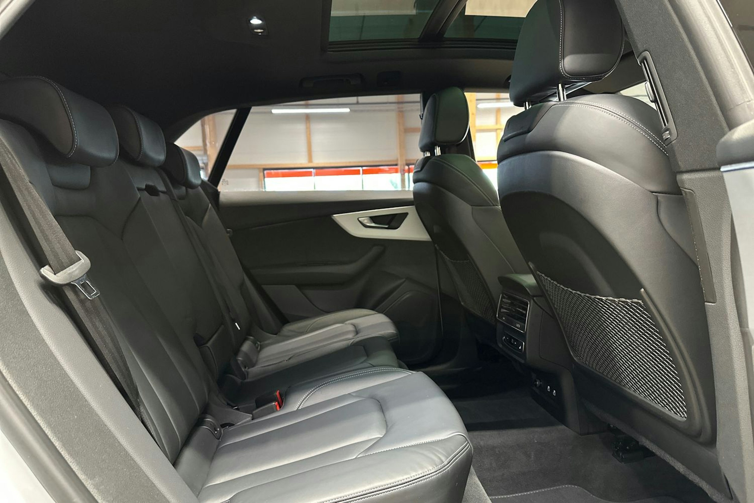 valkoinen Audi Q8 2022 kuva 17.