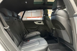 valkoinen Audi Q8 2022 kuva 17.
