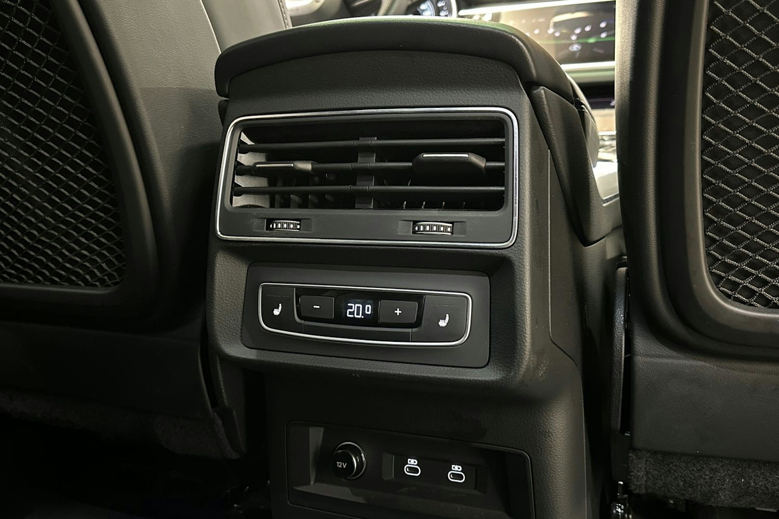 valkoinen Audi Q8 2022 kuva 18.