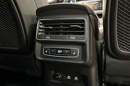 valkoinen Audi Q8 2022 kuva 18.