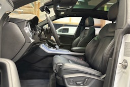 valkoinen Audi Q8 2022 kuva 19.