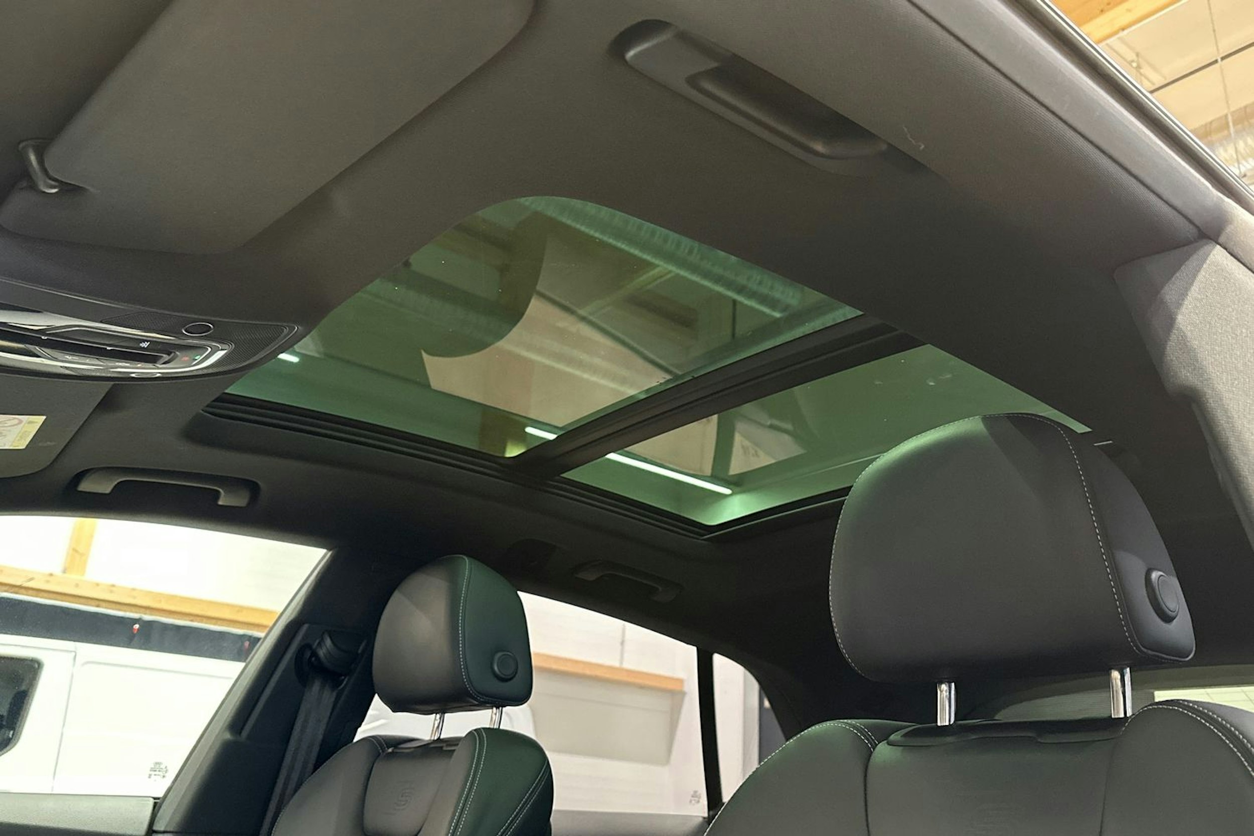 valkoinen Audi Q8 2022 kuva 22.