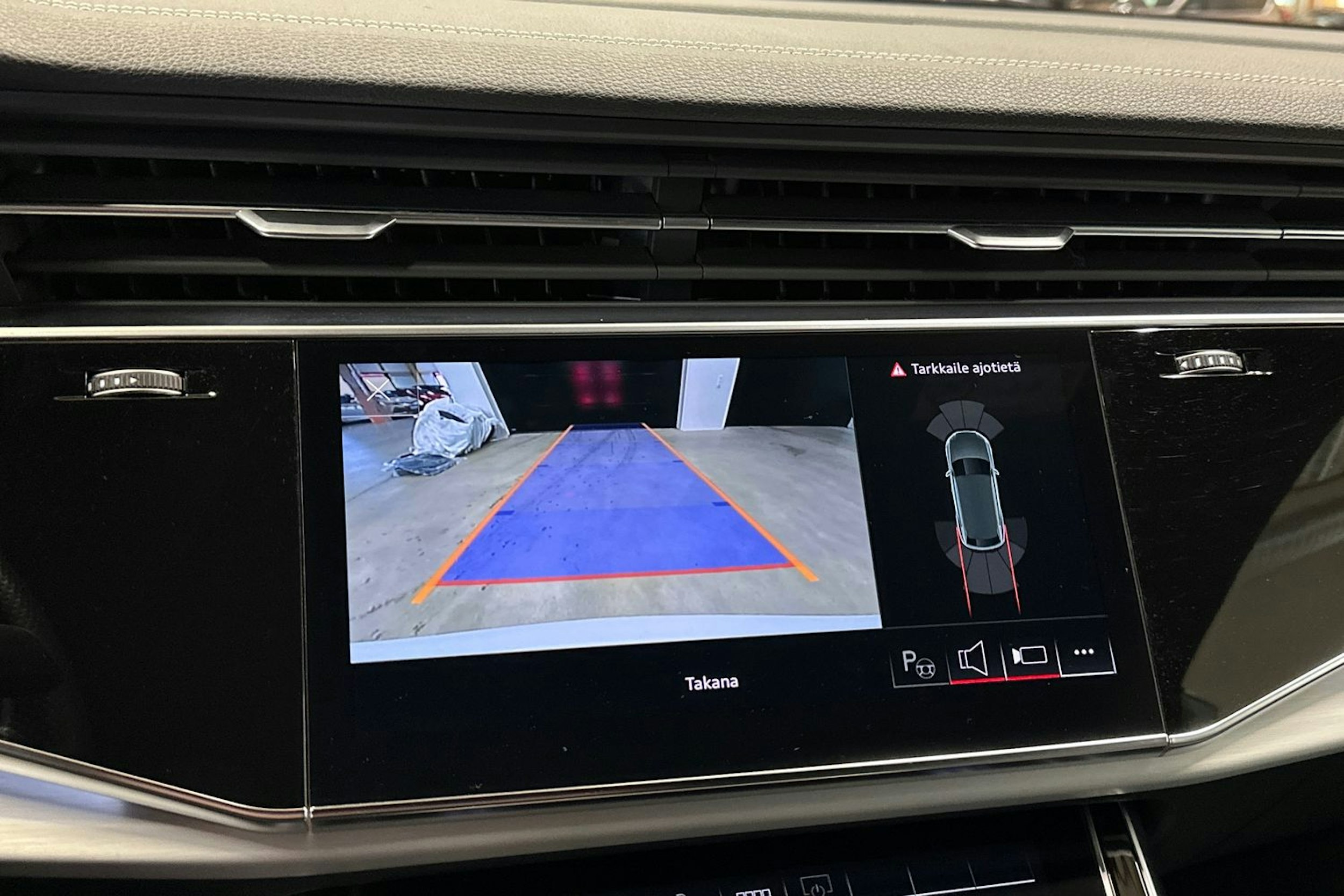 valkoinen Audi Q8 2022 kuva 23.
