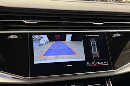 valkoinen Audi Q8 2022 kuva 23.