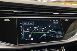 valkoinen Audi Q8 2022 kuva 24.