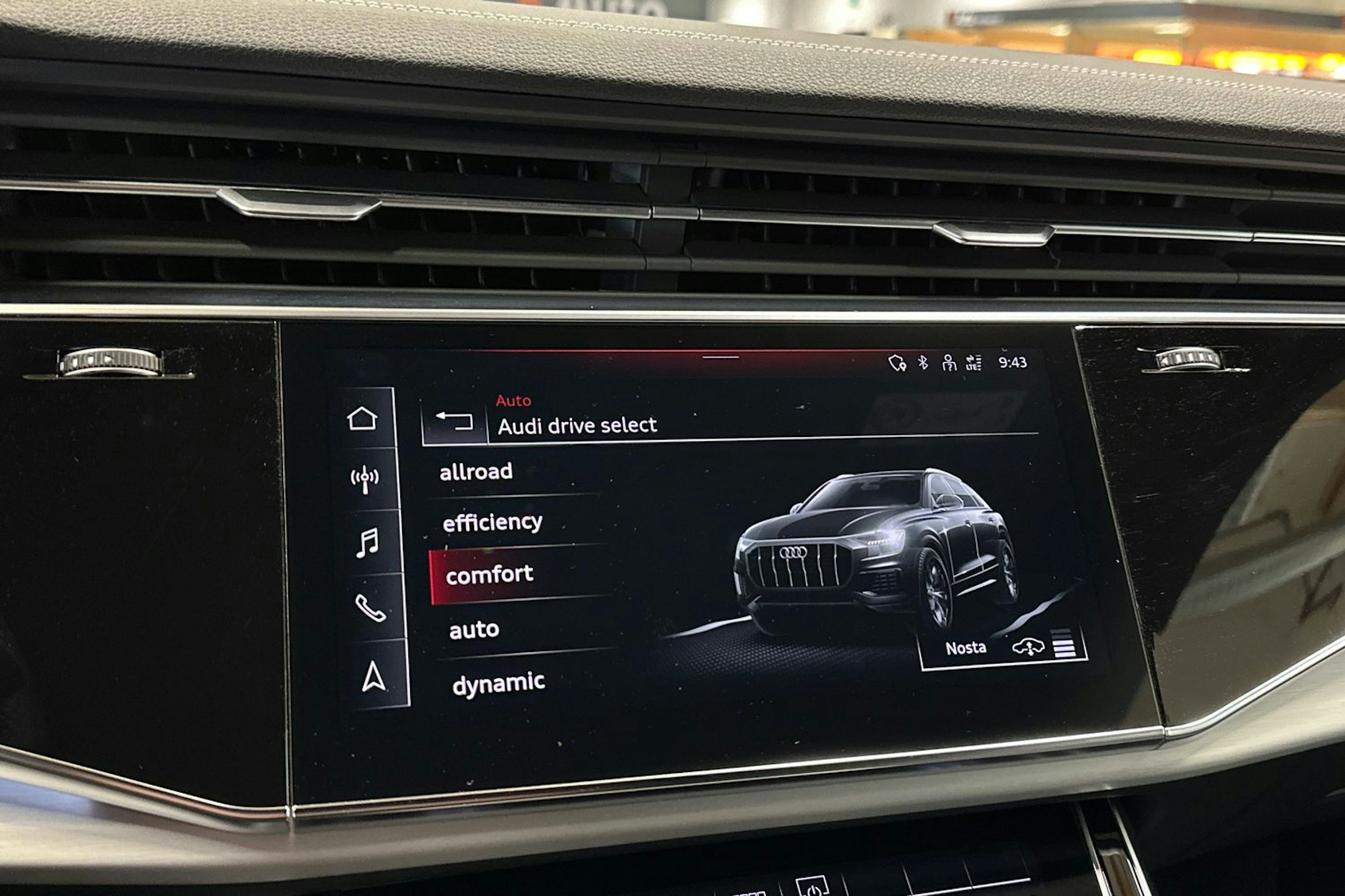 valkoinen Audi Q8 2022 kuva 25.