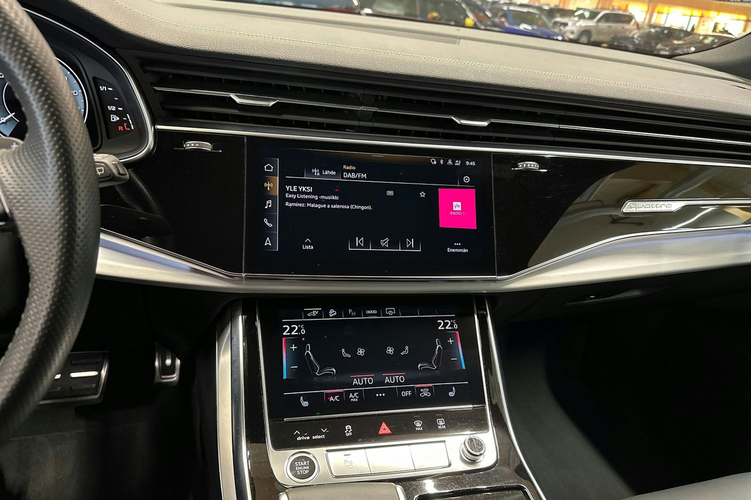 valkoinen Audi Q8 2022 kuva 28.