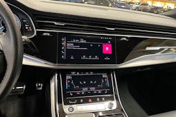 valkoinen Audi Q8 2022 kuva 28.
