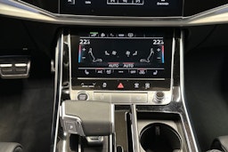 valkoinen Audi Q8 2022 kuva 29.