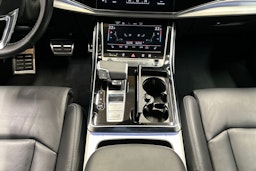 valkoinen Audi Q8 2022 kuva 30.