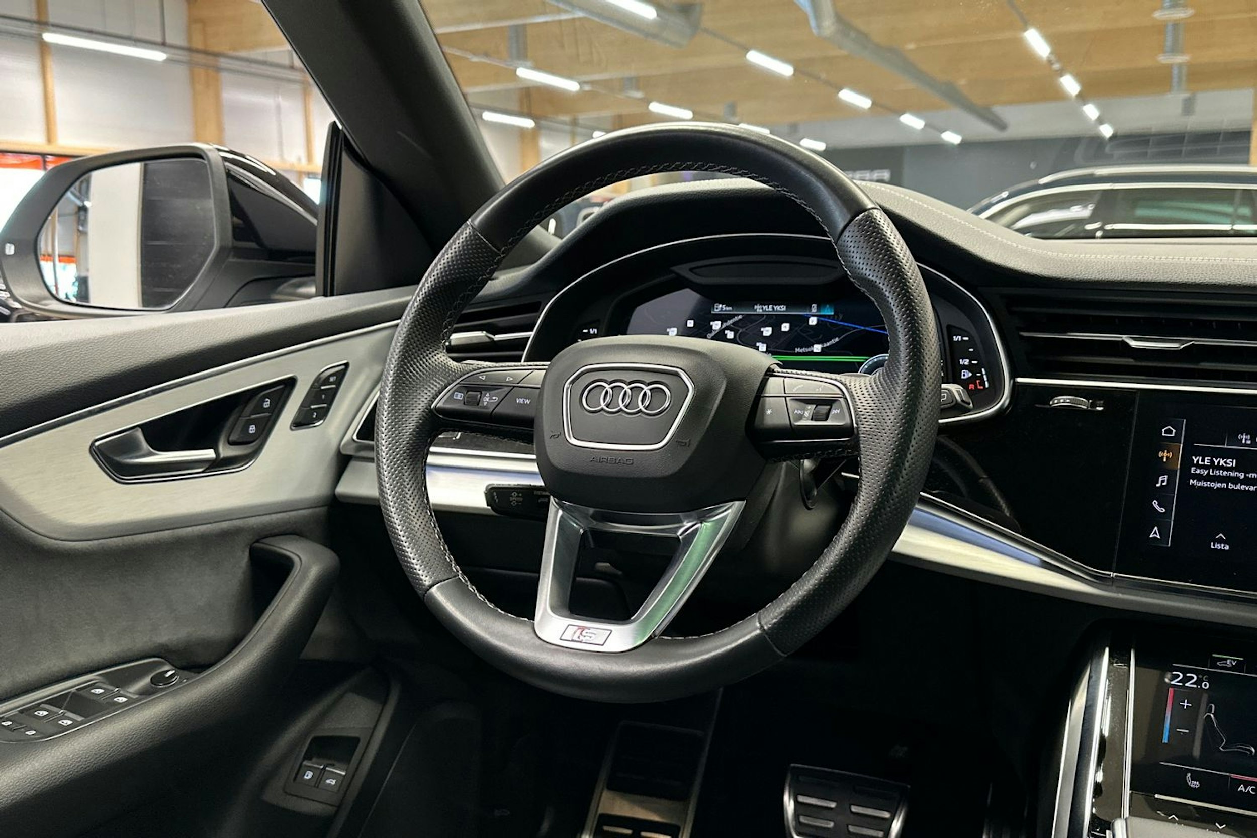 valkoinen Audi Q8 2022 kuva 31.