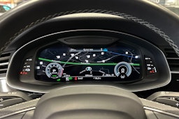 valkoinen Audi Q8 2022 kuva 32.