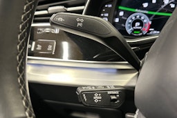 valkoinen Audi Q8 2022 kuva 33.