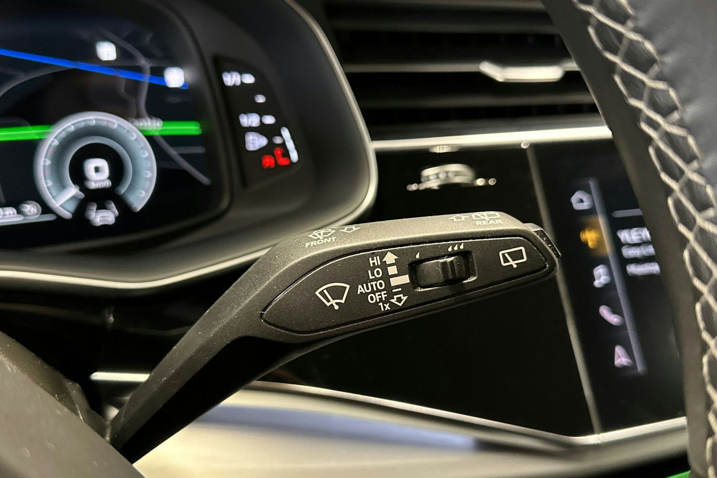 valkoinen Audi Q8 2022 kuva 34.