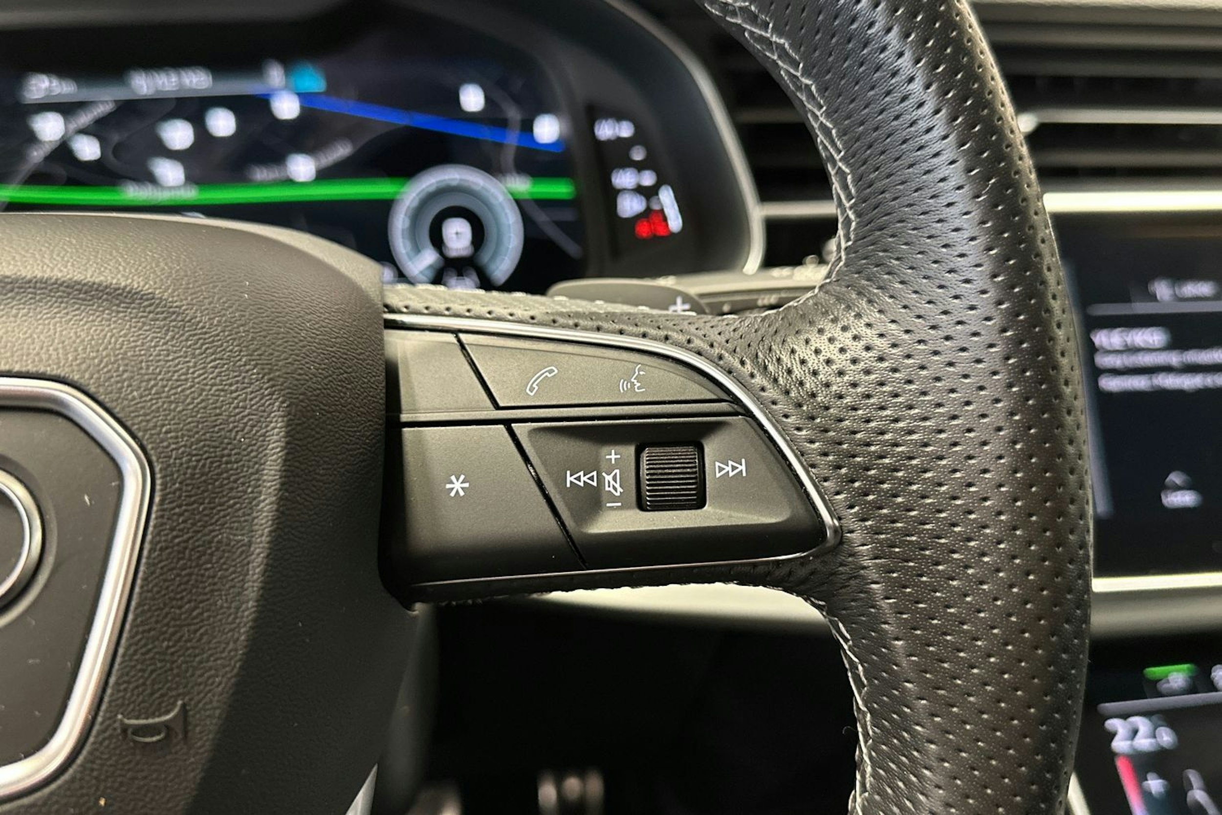 valkoinen Audi Q8 2022 kuva 36.