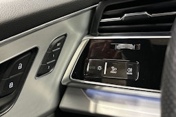 valkoinen Audi Q8 2022 kuva 37.