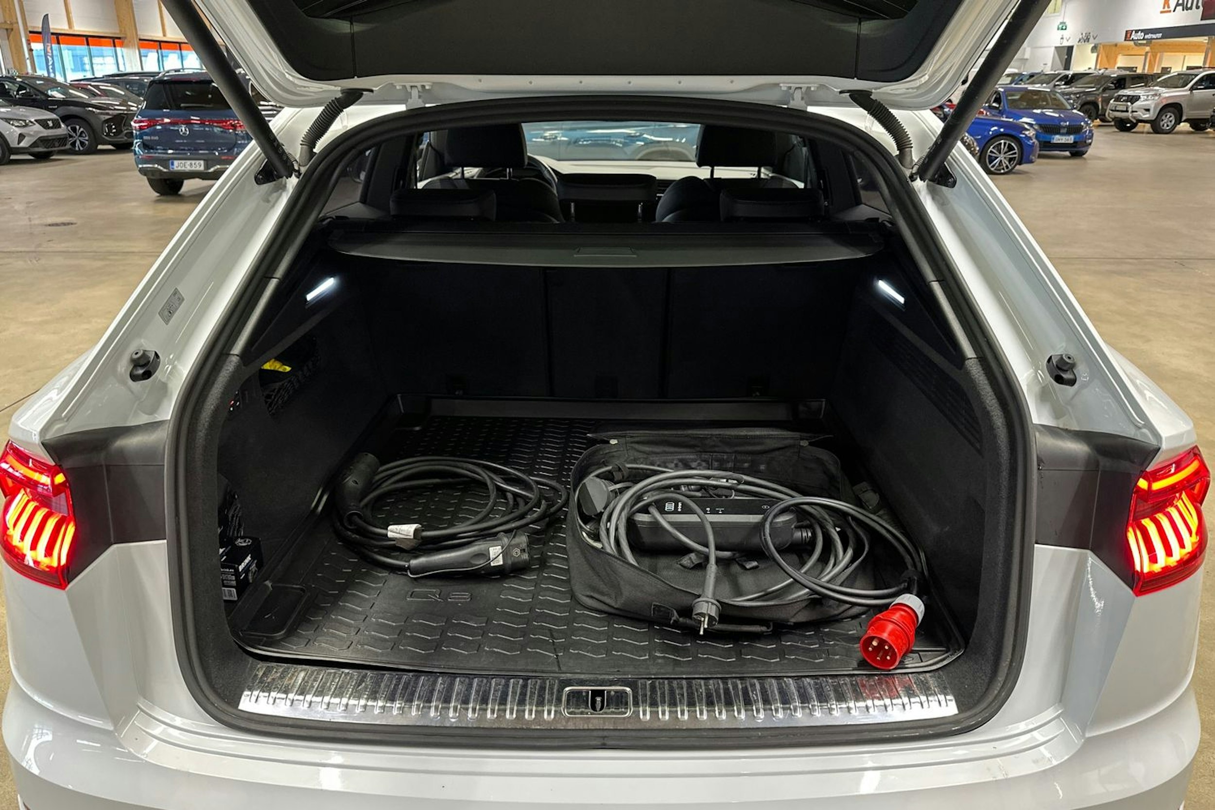 valkoinen Audi Q8 2022 kuva 39.