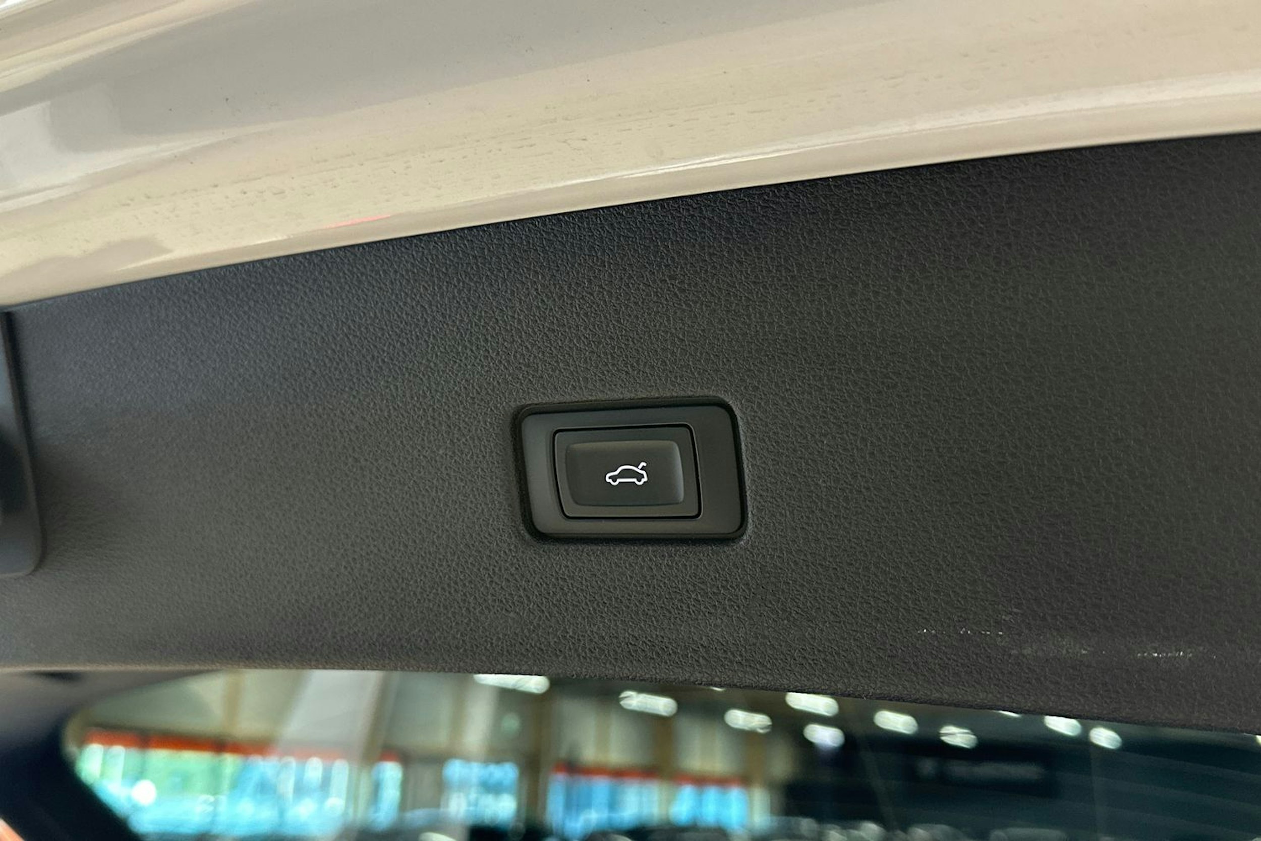 valkoinen Audi Q8 2022 kuva 42.