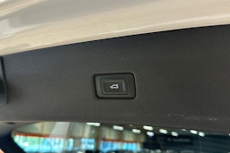 valkoinen Audi Q8 2022 kuva 42.