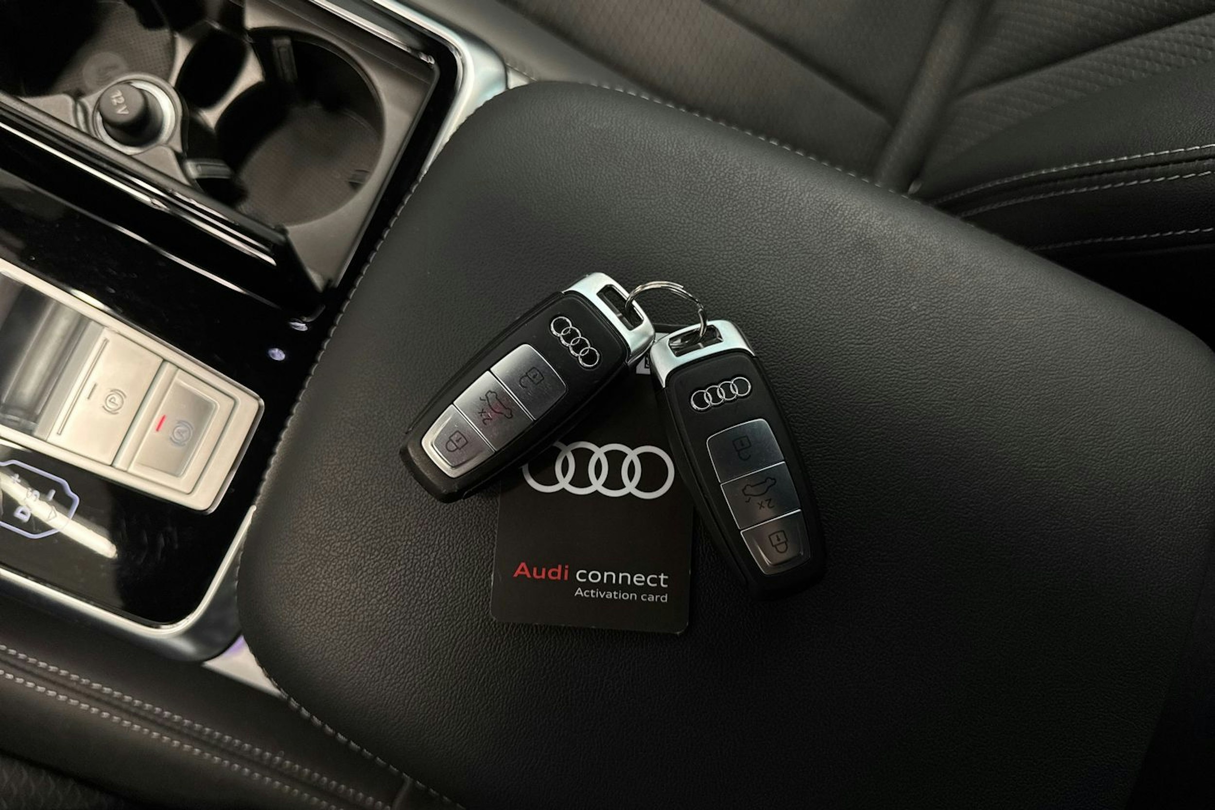 Harmaa Audi Q8 2023 kuva 24.
