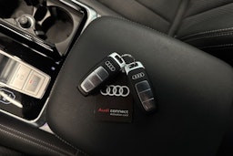 Harmaa Audi Q8 2023 kuva 24.