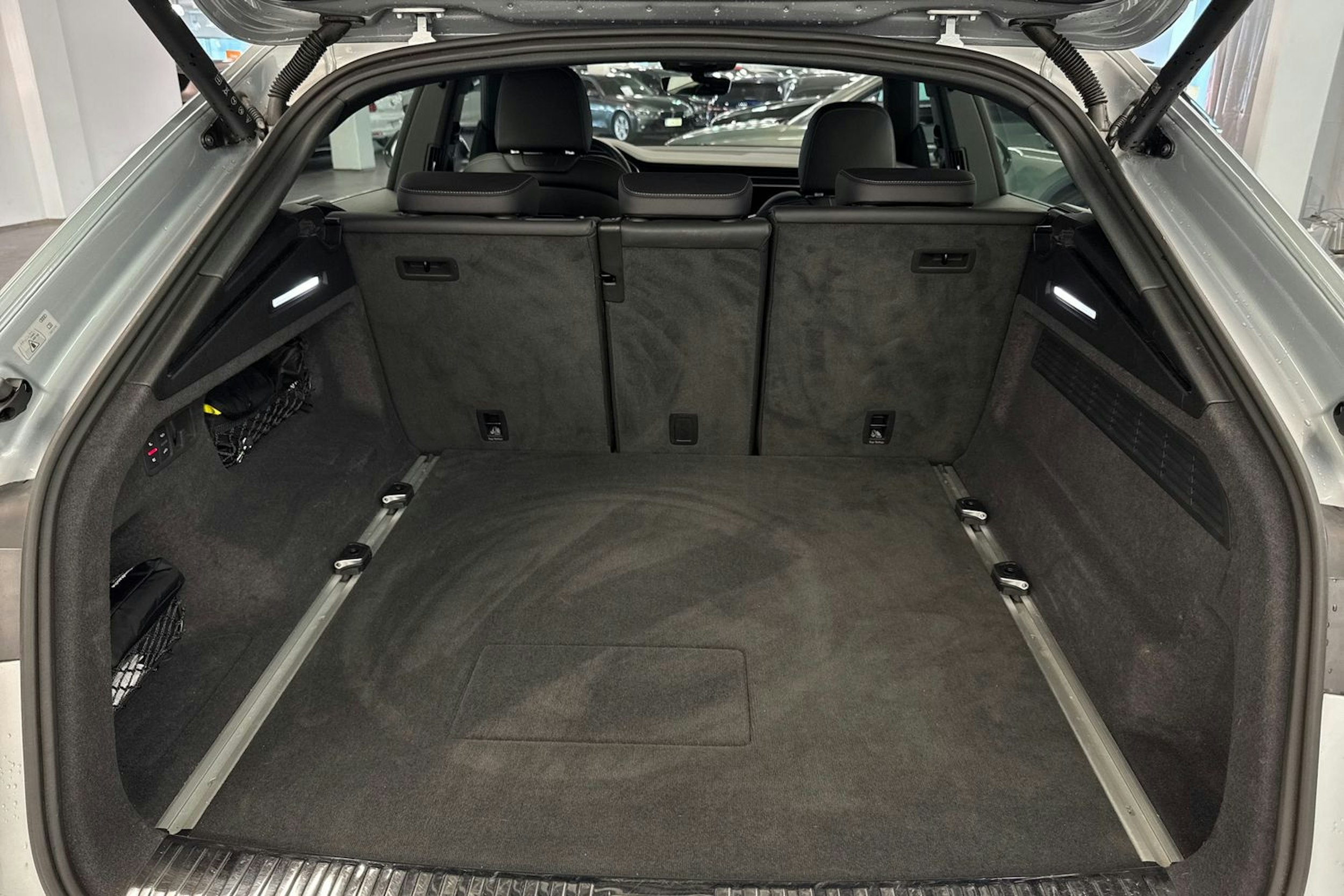 Harmaa Audi Q8 2023 kuva 25.
